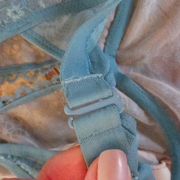 GREAT CONDITION VICTORIA SECRET VERY SEXY PLUNGE UNLINED LACE BRA SZ 32D - Picture 7 of 8